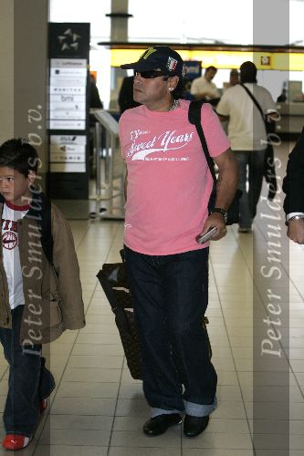 Schiphol 1 augustus 2005
Diego Armando Maradona met petje op schiphol