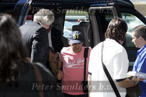 Schiphol 1 augustus 2005
Diego Armando Maradona met petje op schiphol