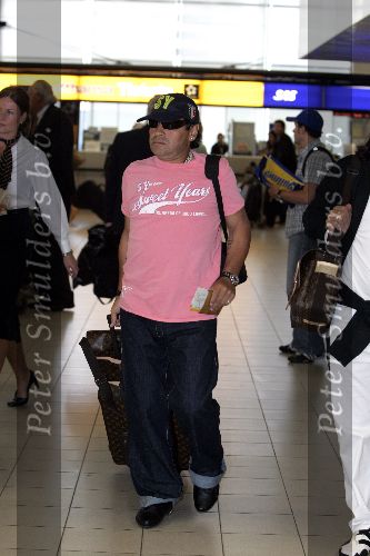 Schiphol 1 augustus 2005
Diego Armando Maradona met petje op schiphol
