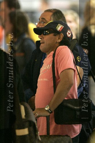 Schiphol 1 augustus 2005
Diego Armando Maradona met petje op schiphol