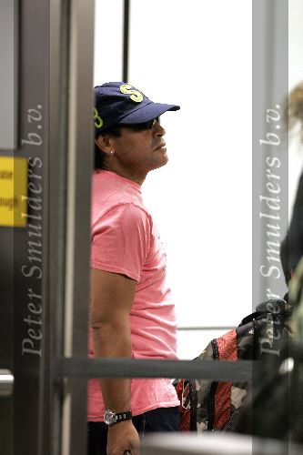 Schiphol 1 augustus 2005
Diego Armando Maradona met petje op schiphol