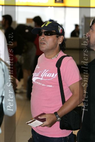 Schiphol 1 augustus 2005
Diego Armando Maradona met petje op schiphol