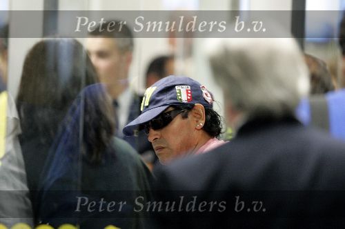 Schiphol 1 augustus 2005
Diego Armando Maradona met petje op schiphol