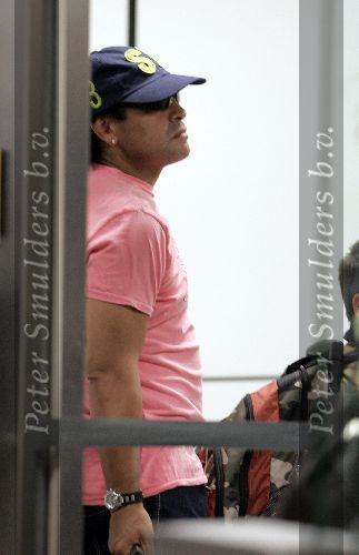 Schiphol 1 augustus 2005
Diego Armando Maradona met petje op schiphol