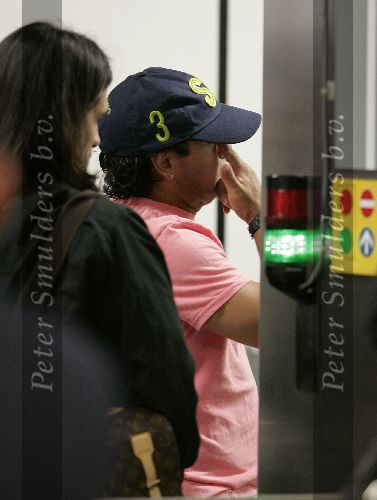 Schiphol 1 augustus 2005
Diego Armando Maradona met petje op schiphol