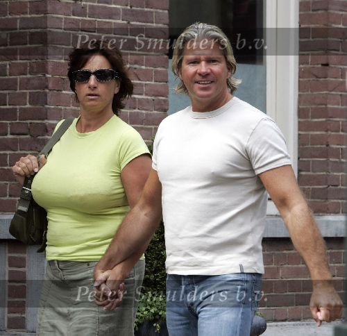 Amsterdam 24 augustus 2005
Dries Roelvink met zijn vrouw Lucienne in de cornelis schuytstraat