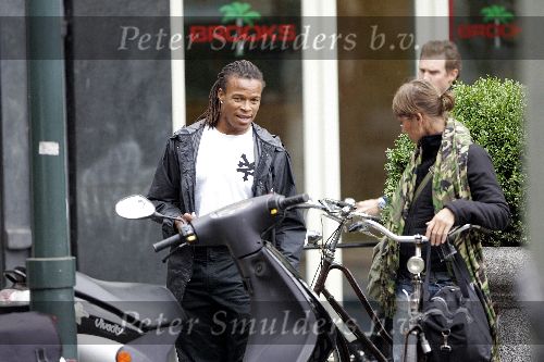 Amsterdam 10 augustus 2005
Edgar Davids doet boodschappen op cornelis Schuytstraat