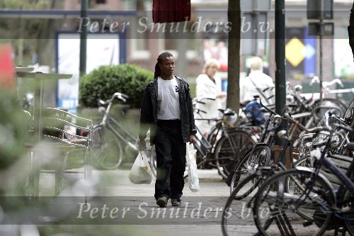 Amsterdam 10 augustus 2005
Edgar Davids doet boodschappen op cornelis Schuytstraat