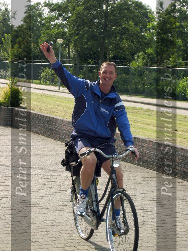 Volendam, 3 Augustus 2005
Ernie Brandts ( trainer van FC Volendam ) met de fiets op weg naar weer een volgende training