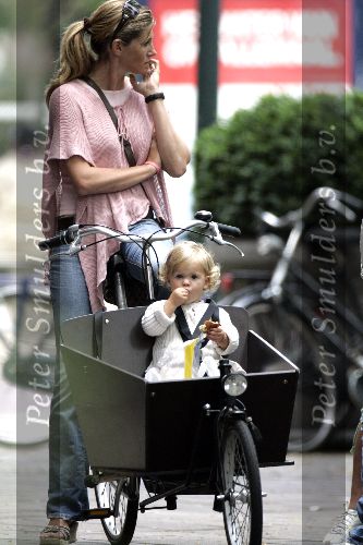 Amsterdam 1 augustus 2005
Danielle Overgaag met dochter Fiene in bakfiets