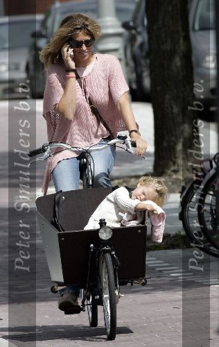 Amsterdam 1 augustus 2005
Danielle Overgaag met dochter Fiene in bakfiets