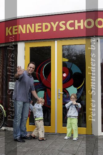 Fijnaart 23 augustus 2005
Christiaan Bauer voor het eerst naar school met broer Jan en Frans Bauer en Mariska