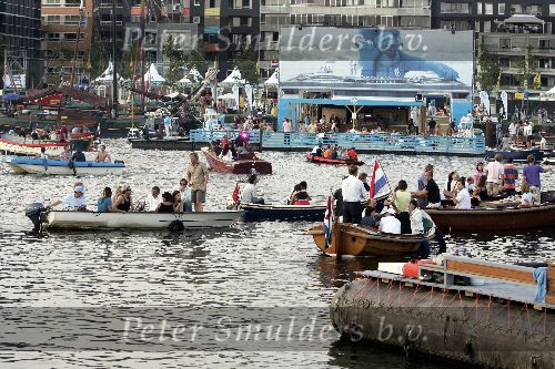 Amsterdam 18 augustus 2005
Frits Barend met zijn vrouw en hun dochters Barbara Barend en .. varen op boot tijdens sail Amsterdam 2005