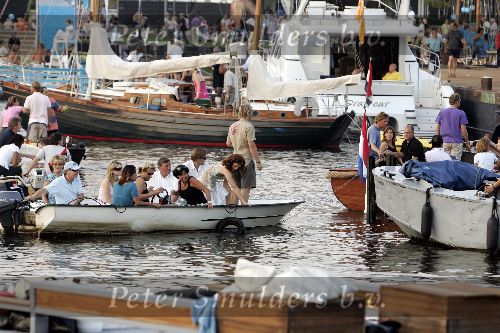 Amsterdam 18 augustus 2005
Frits Barend met zijn vrouw en hun dochters Barbara Barend en .. varen op boot tijdens sail Amsterdam 2005