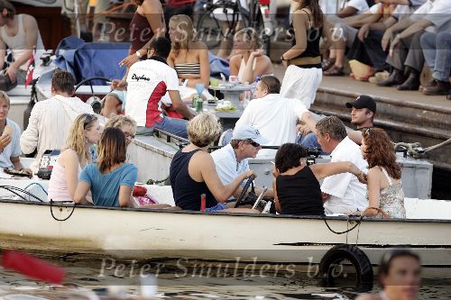 Amsterdam 18 augustus 2005
Frits Barend met zijn vrouw en hun dochters Barbara Barend en .. varen op boot tijdens sail Amsterdam 2005