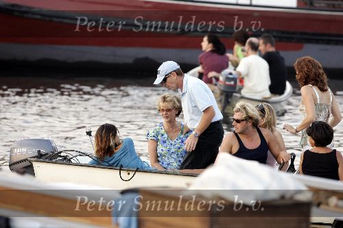 Amsterdam 18 augustus 2005
Frits Barend met zijn vrouw en hun dochters Barbara Barend en .. varen op boot tijdens sail Amsterdam 2005