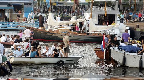 Amsterdam 18 augustus 2005
Frits Barend met zijn vrouw en hun dochters Barbara Barend en .. varen op boot tijdens sail Amsterdam 2005