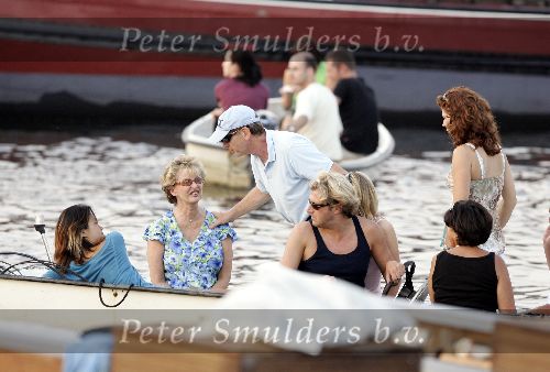 Amsterdam 18 augustus 2005
Frits Barend met zijn vrouw en hun dochters Barbara Barend en .. varen op boot tijdens sail Amsterdam 2005