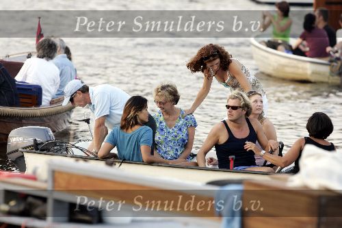 Amsterdam 18 augustus 2005
Frits Barend met zijn vrouw en hun dochters Barbara Barend en .. varen op boot tijdens sail Amsterdam 2005