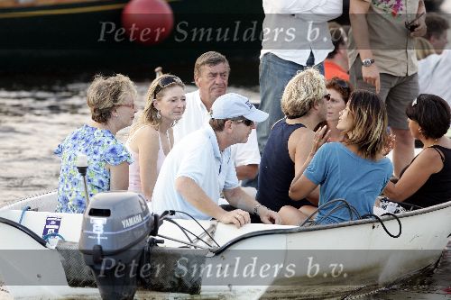 Amsterdam 18 augustus 2005
Frits Barend met zijn vrouw en hun dochters Barbara Barend en .. varen op boot tijdens sail Amsterdam 2005