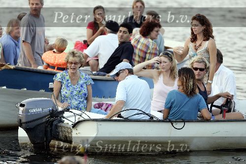 Amsterdam 18 augustus 2005
Frits Barend met zijn vrouw en hun dochters Barbara Barend en .. varen op boot tijdens sail Amsterdam 2005