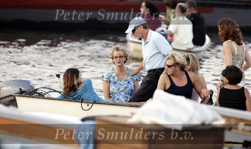 Amsterdam 18 augustus 2005
Frits Barend met zijn vrouw en hun dochters Barbara Barend en .. varen op boot tijdens sail Amsterdam 2005