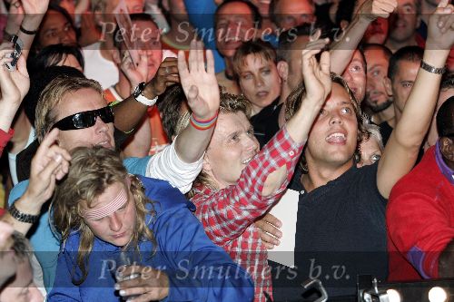 Amsterdam 6 augustus 2005
Connie Breukhoven optreden op de Gay Parade.
Hans Klok tussen het publiek