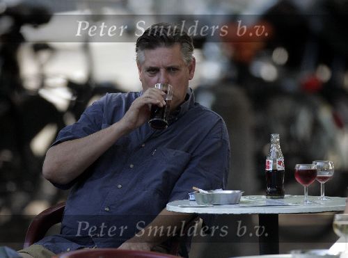Amsterdam 31 augustus 2005
Hans v d Togt drinkt whisky cola op terras met zijn hondje