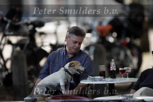Amsterdam 31 augustus 2005
Hans v d Togt drinkt whisky cola op terras met zijn hondje