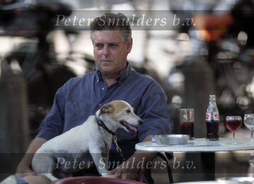 Amsterdam 31 augustus 2005
Hans v d Togt drinkt whisky cola op terras met zijn hondje