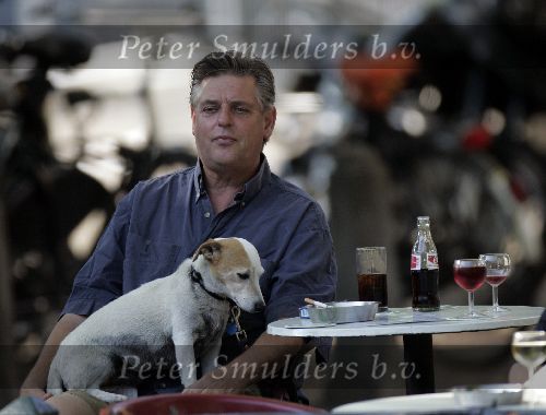 Amsterdam 31 augustus 2005
Hans v d Togt drinkt whisky cola op terras met zijn hondje