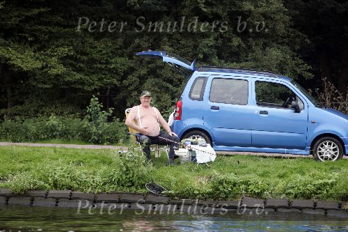 Amsterdam, 21 Augustus 2005
Hengelsportliefhebber vissend aan de Amstel