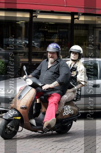 Amsterdam 24 augustus 2005
Henk Schiffmacher met zijn vrouw Louise op vespa scooter