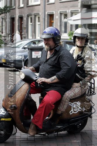 Amsterdam 24 augustus 2005
Henk Schiffmacher met zijn vrouw Louise op vespa scooter