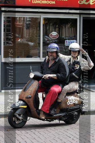 Amsterdam 24 augustus 2005
Henk Schiffmacher met zijn vrouw Louise op vespa scooter