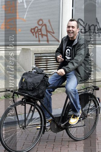 Amsterdam 8 augustus 2005
Reunie sterrenslag met boot in amsterdam.
Horrace Cohen op de fiets een sigaret rokend