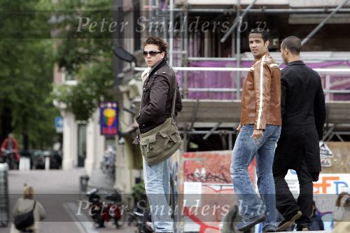 Amsterdam 8 augustus 2005
Jamai met vriend op straat ????