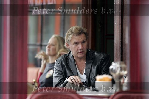 Amsterdam 8 augustus 2005
Johnny Logan met vriendin in Amsterdam op terras