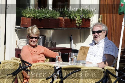 amsterdam 1 augustus 2005
Jules Croiset met zijn vrouw Puck op het terras