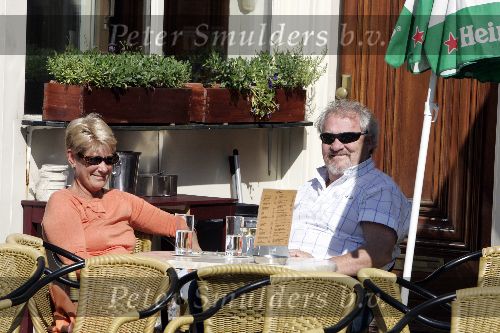 Amsterdam 1 augustus 2005
Jules Croiset met zijn vrouw Puck op terras