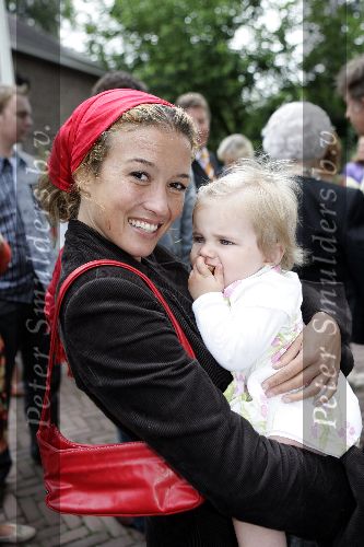 Aarle Rixtel 20 augustus 2005
Trouwen Nienke Romer met Frederik Brom.
 Katja Schuurman met hoofddoekje en Lene