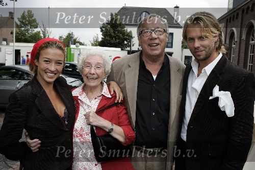 Aarle Rixtel 20 augustus 2005
Trouwen Nienke Romer met Frederik Brom.
Piet Romer met zijn vrouw en Katja Schuurman en Thijs Romer