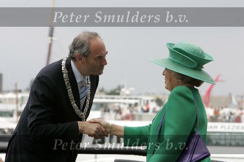 Amsterdam 20 augustus 2005
Koningin Beatrix doopt Beatrix catemaran voor het prinses Beatrix fonds op Sail 2005. met Job Cohen
