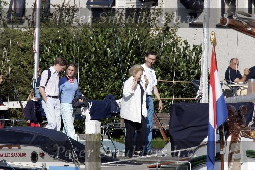 Muiden  28 augustus 2005
Koningin Beatrix varen met de groene draeck met allemaal jonge kinderen