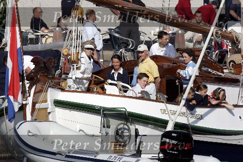 Muiden  28 augustus 2005
Koningin Beatrix varen met de groene draeck met allemaal jonge kinderen