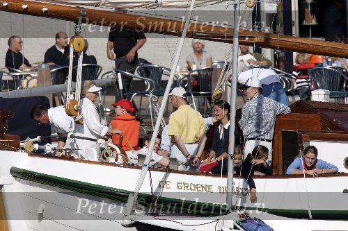 Muiden  28 augustus 2005
Koningin Beatrix varen met de groene draeck met allemaal jonge kinderen