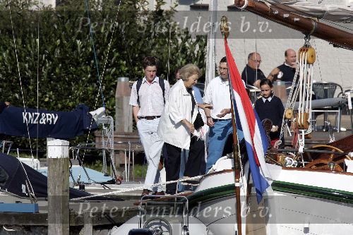 Muiden  28 augustus 2005
Koningin Beatrix varen met de groene draeck met allemaal jonge kinderen