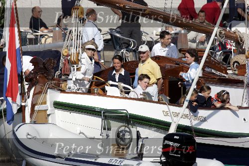 Muiden  28 augustus 2005
Koningin Beatrix varen met de groene draeck met allemaal jonge kinderen