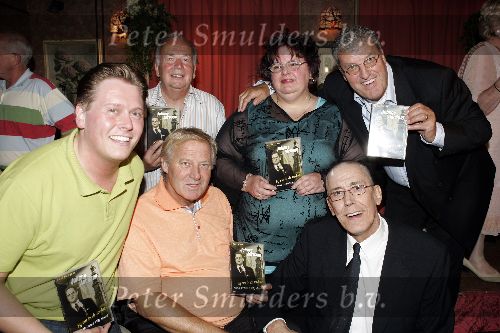 Amsterdam 30 augustus 2005
Presentatie dvd Johnny Jordaan.
Rene Riva Koos Alberts Roos Rob v d Meerkerk en samensteller dvd