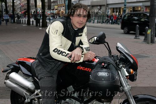 Amsterdam 26 augustus 2005
Opening Elvis tentoonstelling in beurs v Berlage.
Lodewijk Hoekstra op moter/motor